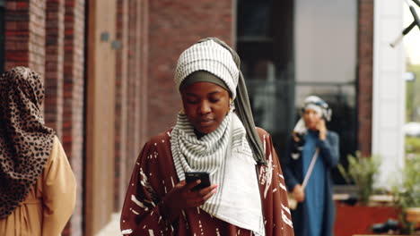 Schwarze-Muslimische-Frau,-Die-Am-Gebäude-Vorbeigeht